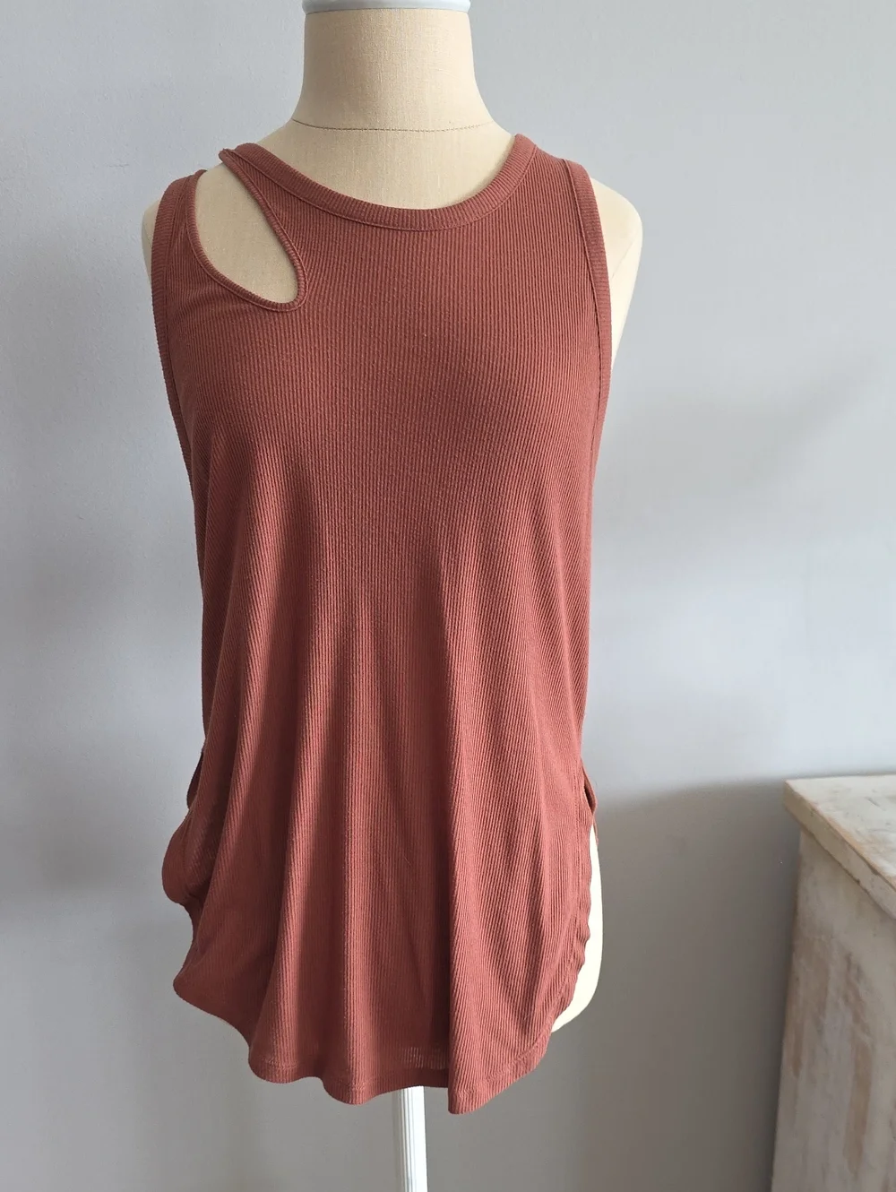 ALO Sleeveless Cutout Ribbed Tank Top - Rust